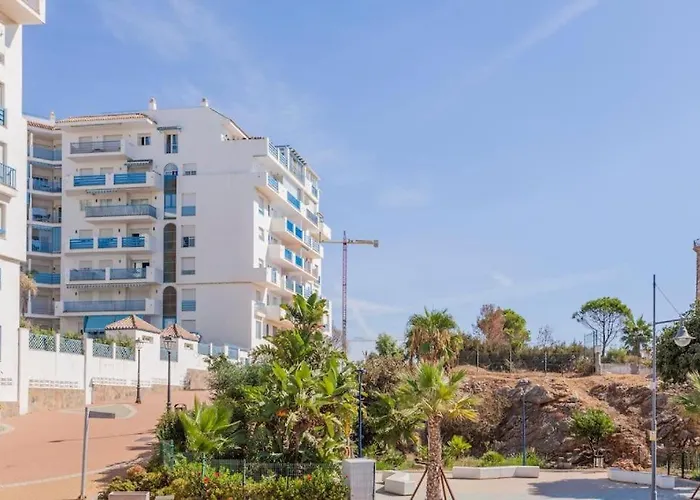 Vista Al Faro * إِستيبونا